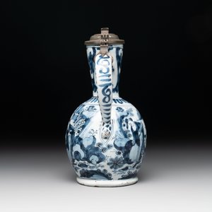 A blue and white Dutch Delft ewer with a mounted pewter lid, 17th C. — foto 3