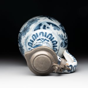 A blue and white Dutch Delft ewer with a mounted pewter lid, 17th C. — foto 5