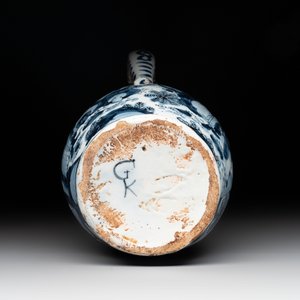 A blue and white Dutch Delft ewer with a mounted pewter lid, 17th C. — foto 6