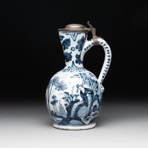 A blue and white Dutch Delft ewer with a mounted pewter lid, 17th C. — photo 1