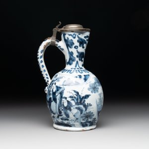 A blue and white Dutch Delft ewer with a mounted pewter lid, 17th C. — photo 4