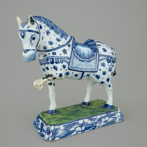 A blue and white Dutch Delft figure of a horse, 18th C. — 照片 1