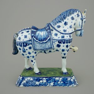 A blue and white Dutch Delft figure of a horse, 18th C. — 照片 4