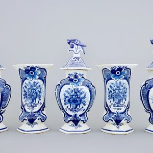 A blue and white Dutch Delft five-piece garniture with peacock's tails, 18th C. — 照片 1