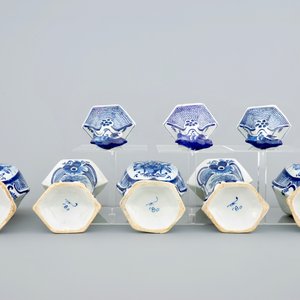 A blue and white Dutch Delft five-piece garniture with peacock's tails, 18th C. — 照片 6