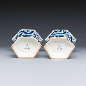A blue and white Dutch Delft five-piece garniture — foto 7
