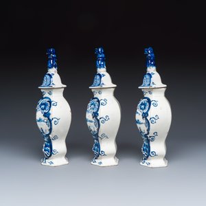 A blue and white Dutch Delft five-piece garniture — foto 9