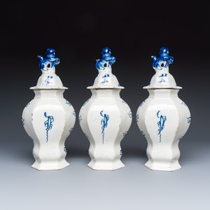 A blue and white Dutch Delft five-piece garniture — foto 10