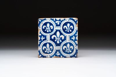 A blue and white Dutch Delft 'French lilies' tile, ca. 1600