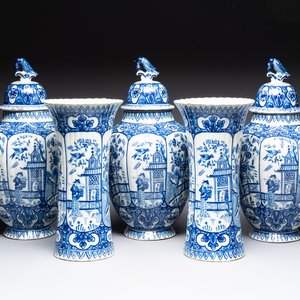 A blue and white Dutch Delft garniture of five vases and covers, 19th C. — photo 1