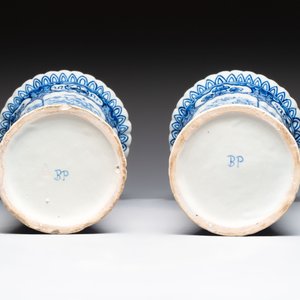 A blue and white Dutch Delft garniture of five vases and covers, 19th C. — photo 13