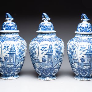 A blue and white Dutch Delft garniture of five vases and covers, 19th C. — photo 2