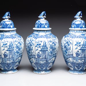 A blue and white Dutch Delft garniture of five vases and covers, 19th C. — photo 3