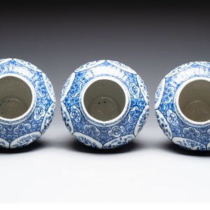 A blue and white Dutch Delft garniture of five vases and covers, 19th C. — photo 4