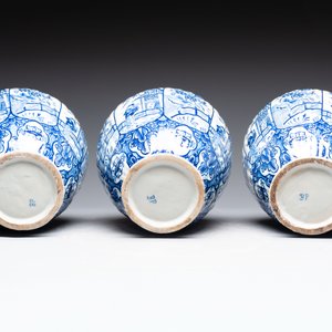 A blue and white Dutch Delft garniture of five vases and covers, 19th C. — photo 5