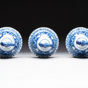 A blue and white Dutch Delft garniture of five vases and covers, 19th C. — photo 6