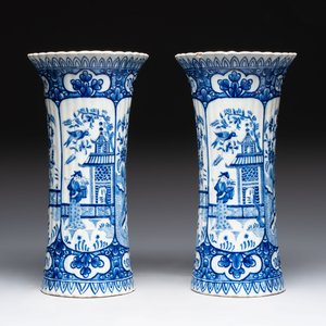 A blue and white Dutch Delft garniture of five vases and covers, 19th C. — photo 8