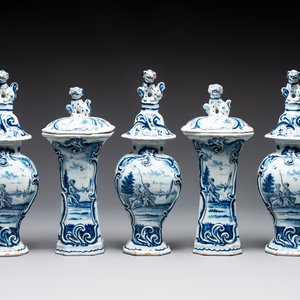 A blue and white Dutch Delft garniture of five vases and covers, 2nd half 18th C. — photo 1
