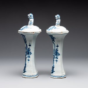 A blue and white Dutch Delft garniture of five vases and covers, 2nd half 18th C. — photo 11