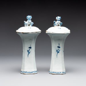 A blue and white Dutch Delft garniture of five vases and covers, 2nd half 18th C. — photo 12