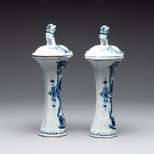 A blue and white Dutch Delft garniture of five vases and covers, 2nd half 18th C. — photo 13