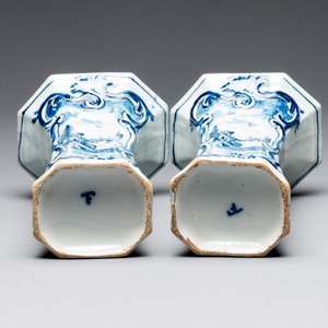 A blue and white Dutch Delft garniture of five vases and covers, 2nd half 18th C. — photo 15