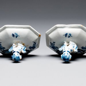 A blue and white Dutch Delft garniture of five vases and covers, 2nd half 18th C. — photo 16