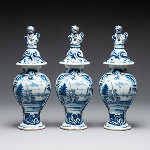 A blue and white Dutch Delft garniture of five vases and covers, 2nd half 18th C. — photo 2