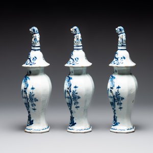 A blue and white Dutch Delft garniture of five vases and covers, 2nd half 18th C. — photo 3
