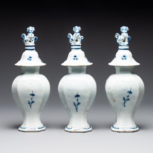 A blue and white Dutch Delft garniture of five vases and covers, 2nd half 18th C. — photo 4