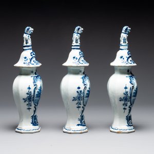 A blue and white Dutch Delft garniture of five vases and covers, 2nd half 18th C. — photo 5