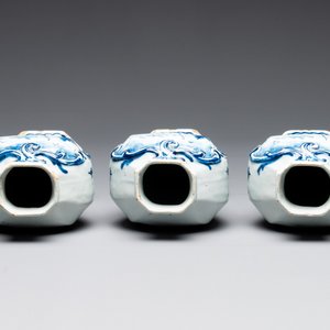 A blue and white Dutch Delft garniture of five vases and covers, 2nd half 18th C. — photo 6