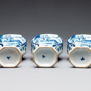 A blue and white Dutch Delft garniture of five vases and covers, 2nd half 18th C. — photo 7