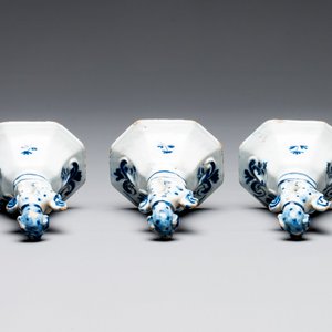 A blue and white Dutch Delft garniture of five vases and covers, 2nd half 18th C. — photo 8