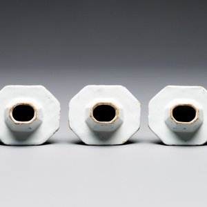 A blue and white Dutch Delft garniture of five vases and covers, 2nd half 18th C. — photo 9