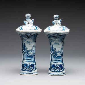 A blue and white Dutch Delft garniture of five vases and covers, 2nd half 18th C. — photo 10