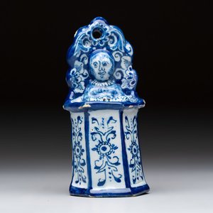 A blue and white Dutch Delft group of a child seated in a high chair, 18th C. — foto 1