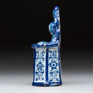 A blue and white Dutch Delft group of a child seated in a high chair, 18th C. — foto 2