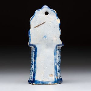 A blue and white Dutch Delft group of a child seated in a high chair, 18th C. — foto 3