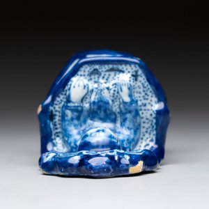 A blue and white Dutch Delft group of a child seated in a high chair, 18th C. — foto 5