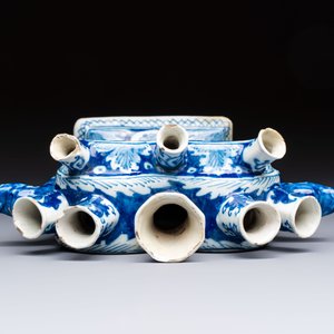 A blue and white Dutch Delft heart-shaped tulip vase, early 18th C. — photo 6