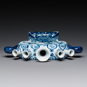 A blue and white Dutch Delft heart-shaped tulip vase with a lady with cornucopia, 18th C. — 照片 6