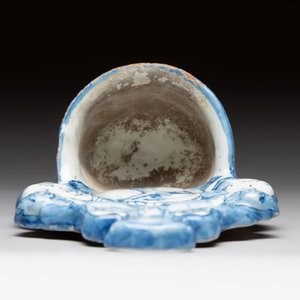 A blue and white Dutch Delft holy water font, late 17th C. — photo 3