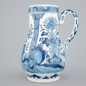 A blue and white Dutch Delft jug in Japanese style, ca. 1700 — photo 1