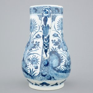 A blue and white Dutch Delft jug in Japanese style, ca. 1700 — photo 2