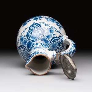 A blue and white Dutch Delft jug with pewter cover, 1st quarter 18th C. — 照片 5