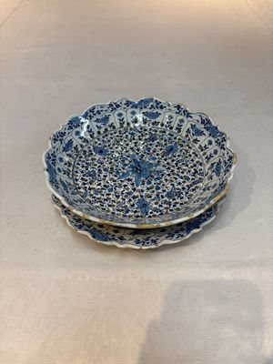 A blue and white Dutch Delft Kangxi-style strawberry strainer and stand, 18th C. — foto 1