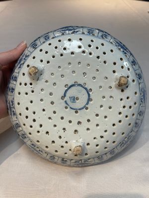 A blue and white Dutch Delft Kangxi-style strawberry strainer and stand, 18th C. — foto 11