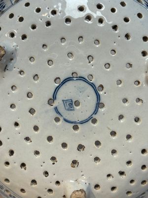 A blue and white Dutch Delft Kangxi-style strawberry strainer and stand, 18th C. — foto 12