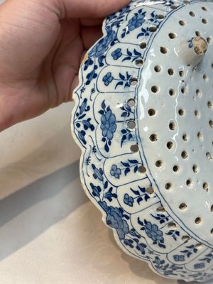 A blue and white Dutch Delft Kangxi-style strawberry strainer and stand, 18th C. — foto 13